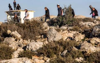 مستوطنون مدججون بالسلاح هاجموا عائلة فلسطينية في الخليل