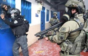 تقريرٌ عبري يكشفُ طرق التَّعذيب الوحشيَّة للأسرى في سجون الاحتلال 