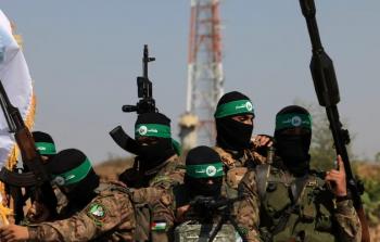 مقاتلو الجناح العسكري لحماس يستقبلون العائدين إلى غزة