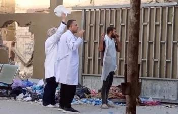 مدير مستشفى كمال عدوان وأطباء يقفون رافعين أيديهم أمام قوات الاحتلال التي طالبتهم بالخروج من المستشفى ضمن الاقتحام السابق (أرشيف)