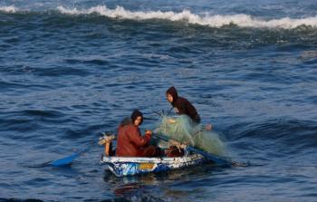 صيادو غزَّة .. لقمةُ عيشٍ مغمَّسة بالدَّم وسط حرب الإبادة