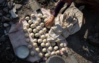 بقسمة الموجود يكسر الغزيون وطأة المجاعة