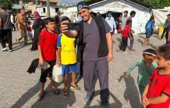 الطبيب البلوي مع أطفال غزة ضمن حملة سابقة وصل من ضمنها لاغاثة القطاع