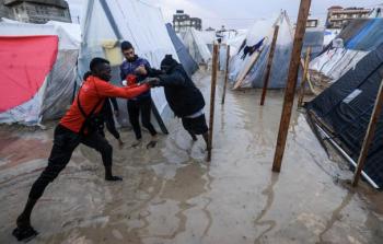 الدِّفاع المدني: الأمطار أغرقت الخيام وأماكن إيواء النَّازحين ونتلقّى اتَّصالات استغاثة كثيرة