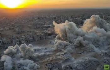 كاتب فلسطينيِّ بارز: ما يحدث في غزَّة أوَّل إبادة جماعيَّة تبثُّ على الهواء مباشرة