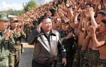 جنود كوريون شماليون مع رئيس بلادهم كيم جنق أون