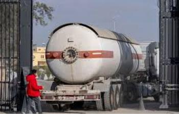 قطر تعلن تدشين جسر برِّيّ لإمداد قطاع غزَّة بالوقود اللَّازم