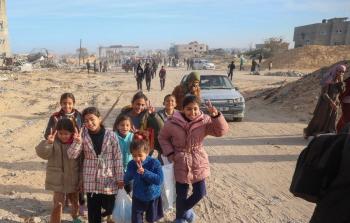 أطفال في طريقهم لمناطق شمال غزة