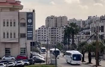 حافلات تنقل الأسرى مفرج عنهم من سجون الاحتلال تصل إلى رام الله