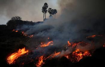 الرياح القوية تهدد لوس أنجلوس بحرائق جديدة