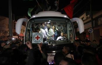 بالأسماء.. وصول الأسرى الـ 9 المفرج عنهم من سُّجون الاحتلال إلى غزَّة (شاهد)