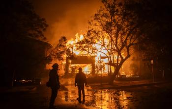 مشهد حي من حرائق لوس أنجلوس