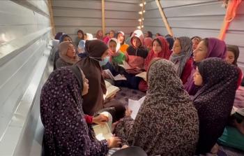 نازحات يجدن في حلقات تحفيظ القرآن عزاءً لقلوبهن المُنهكة