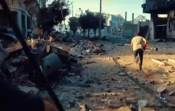 مقاوم يركض حاملا سلاح مضاد للدروع لضربها تجاه آليات الاحتلال