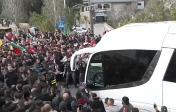 رايات حركة فتح وحيدة في احتفالية إطلاق سراح الأسرى برام الله