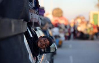 بعد احتضان 15 شهرًا.. لحظات وداع بين النَّازحين وأهالي جنوب القطاع