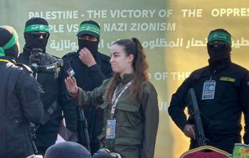 كيف علَّق الإعلام العبري على مشاهد تسليم القسَّام للأسرى 