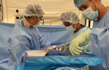 طبيبة بريطانيَّة تروي معاناة إجراء عمليَّات جراحيَّة بغزَّة وسط تحدِّيات إنسانيَّة هائلة