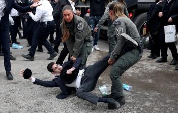 مجندات يعتقلن أحد أفراد الحريدين في دولة الاحتلال (أرشيف)