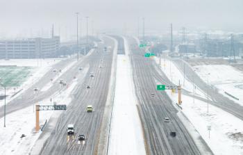 مشهد حي من العاصفة الشتوية التي تضرب جنوب الولايات المتحدة الأمريكية