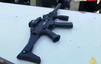 ما السِّلاح الَّذي أظهرته القسَّام أثناء تسليمها أسيرةً بجباليا؟ وكيف استولت عليه؟