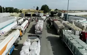 صحيفة أمريكية:  انتشار عناصر الشرطة بغزة سهّل توزيع المواد الغذائية والمساعدات