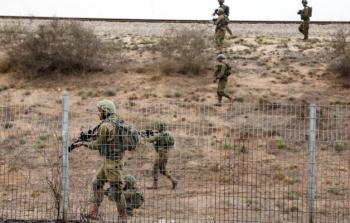 الإعلام العبريِّ: اعتقال فلسطينيِّين تسلَّلا لمعسكر قيادة الجيش الوسطى بالقدس