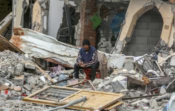 جمعة أبو سنيمة... محاولة لإنعاش الحياة بمنزله المدمِّر برفح