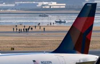 فرق تعمل على جمع أجزاء من جثث ضحايا طاشرة واشنطن