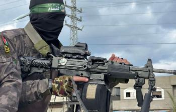 مقاتل من كتائب القسام لحظة الاستعداد لتسليم أسرى الاحتلال