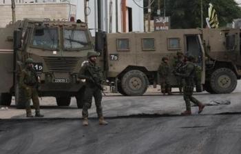 الاحتلال يُداهم منازل الأسرى المُقرَّر الإفراج عنهم في الضَّفَّة الغربيَّة