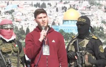 أسير إسرائيلي يتحدث على منصة التسليم بخان يونس