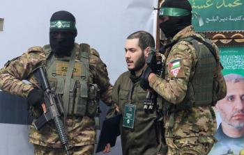 الجندي المفرج عنه من قبل كتائب القسام إليا كوهين لحظة تسليمه للصليب الأحمر السبت الماضي