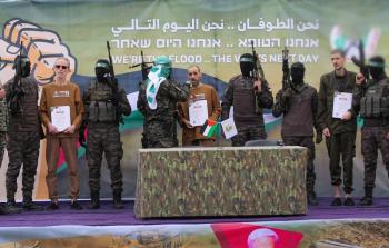 مقاتلوا القسام وخلفهم لافتة كتب عليها نحن الطوفان نحن اليوم التالي