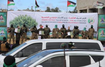 لحظة صعود أسرى الاحتلال على منصة الإفراج في مخيم النصريات (تصوير: رمضان الأغا)