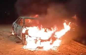 الخليل: مستوطنون يُهاجمون قرية سوسيا ويحرقون مركبة أحد المواطنين