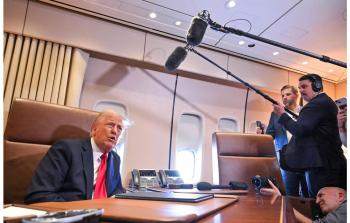 الرئيس الأمريكي على متن طائرته الرئاسية