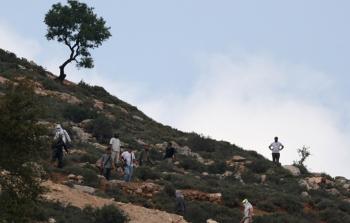 مستوطنون يقيمون بؤرة استيطانية جديدة على أراضي دير دبوان شرقي رام الله