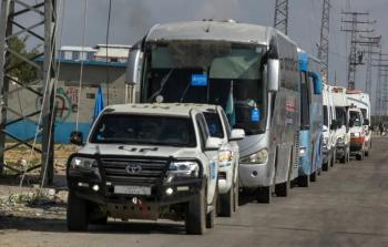 قافلة تنقل المرضى والمصابين من قطاع غزة قبيل عبورها إلى الجانب المصري من معبر رفح