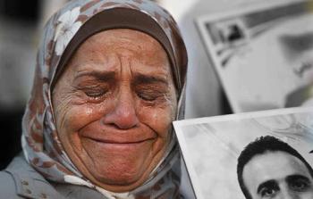 والدة الأسير المقدسي نائل عبيد تبكي نجلها في إحدى فعاليات الأسرى (أرشيف)