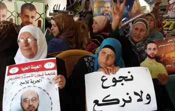 بين غزَّة وتركيا: أمّ فلسطينيَّة تستقبل أبناءها المحرِّرين بفرح غامر