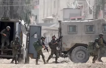 مواجهات في نابلس ومداهمات لمنازل أسرى من المقرَّر الإفراج عنهم في الخليل ورام الله