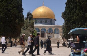 مستوطنون يقتحمون باحات المسجد الأقصى ويؤدُّون طقوسًا تلموديَّة