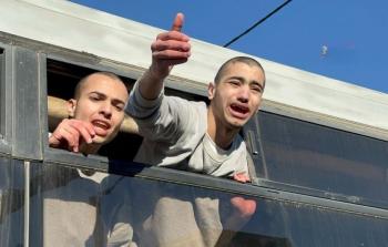 في لحظات مؤثرة.. . أسرى مفرج عنهم بينهم أطفال ونساء يصلون إلى قطاع غزَّة