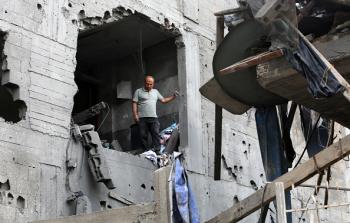 حمزة قزعاط.. جريح الحرب الذي اختار الصُّمود في غزة بدلًا من النُّزوح