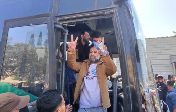 أسير مفرج عنه من سجون الاحتلال يخرج من حافلة في مستشفى غزة الأوربي (تصوير: تامر قشطة)