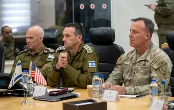 الإعلام العبريّ: قائد القيادة الوسطى الأميركي يلغي زيارته لقطاع غزَّة