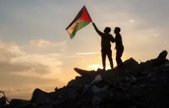 مدمِّرةً منازلهم بغزَّة يرفضون مخطَّط التَّهجير ويتعهَّدون بإفشاله