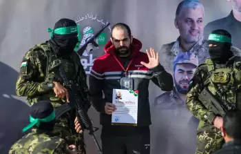 أسير إسرائيليّ مفرج عنه يطالب ترمب بإنهاء الحرب في غزَّة