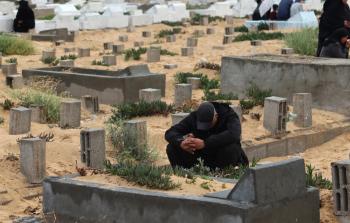 بين الدَّفن المؤقت والأخير.. ذوو شهداء غزة يعيشون الفاجعة مرتين